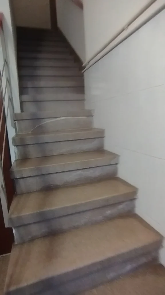 Escalera interior para subir al segundo piso de Roger de Flor, 259, sin ascensor.
