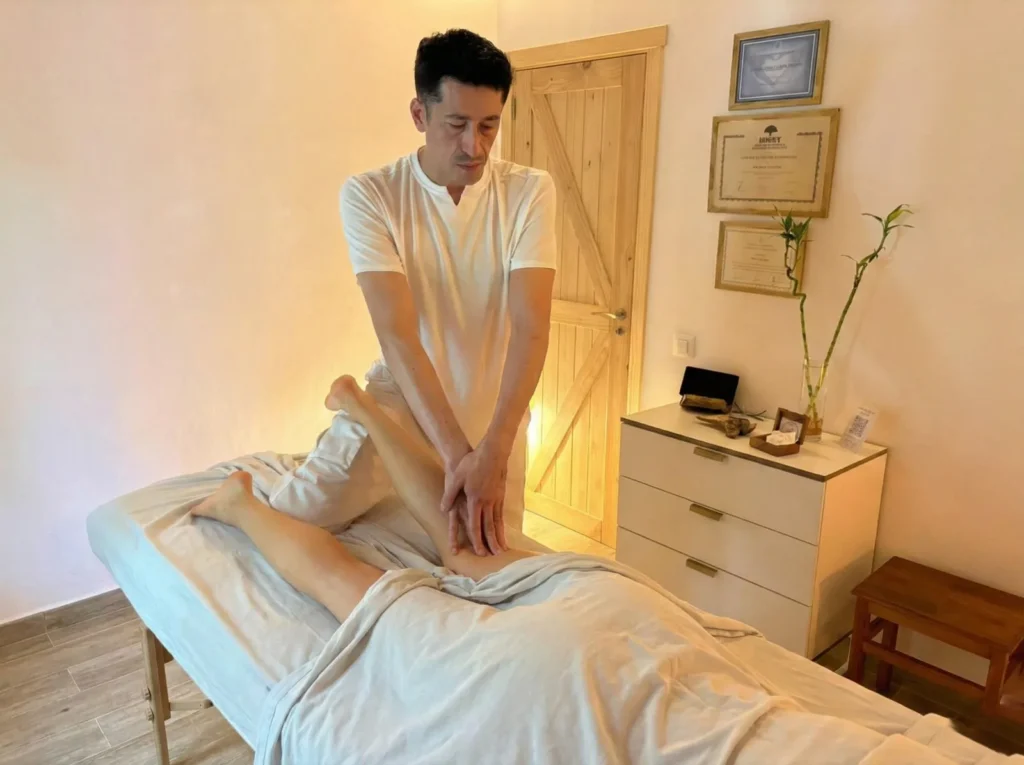 Víctor realizando un masaje manual de piernas en Donde los Yayos de Barcelona.